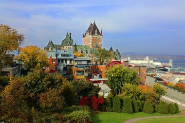 QUEBEC CITY CANADA - 10 13 2021: Chateau Frontenac büyük bir oteldir. 1980 'de Kanada Ulusal Tarih Bölgesi olarak belirlendi ve genellikle dünyanın en çok fotoğraflanan oteli olarak kabul edildi.