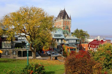 QUEBEC CITY CANADA - 10 13 2021: Chateau Frontenac büyük bir oteldir. 1980 'de Kanada Ulusal Tarih Bölgesi olarak belirlendi ve genellikle dünyanın en çok fotoğraflanan oteli olarak kabul edildi.