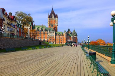 QUEBEC CITY CANADA - 10 13 2021: Chateau Frontenac büyük bir oteldir. 1980 'de Kanada Ulusal Tarih Bölgesi olarak belirlendi ve genellikle dünyanın en çok fotoğraflanan oteli olarak kabul edildi.