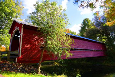BRIGHAM QUEBEC CANADA - 10 06 21: Yamaska Nehri Brigham sahnesinde önemli bir rol oynar. 1932 'de inşa edilen Balthazar köprüsü ve 1932' de inşa edilen Decelles köprüsü, Yamaska Nehri 'ni geçti.