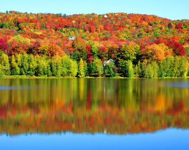 Bromont, Shefford, Quebec eyaleti, Kanada 'nın doğusundaki manzarayı sonbahara bırak.