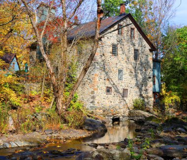 FRELIGHSBURG QUEBEC Kanada - 09 10 2021: Pike River 'daki Freligh Mill. 1839 'da inşa edilen kereste fabrikası ve 19. yüzyıldan kalma çok sayıda başka bina tarihi anıt olarak kabul edilir.