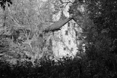 FRELIGHSBURG QUEBEC Kanada - 09 10 2021: Pike River 'daki Freligh Mill. 1839 'da inşa edilen kereste fabrikası ve 19. yüzyıldan kalma çok sayıda başka bina tarihi anıt olarak kabul edilir.