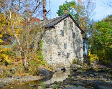 FRELIGHSBURG QUEBEC Kanada - 09 10 2021: Pike River 'daki Freligh Mill. 1839 'da inşa edilen kereste fabrikası ve 19. yüzyıldan kalma çok sayıda başka bina tarihi anıt olarak kabul edilir.