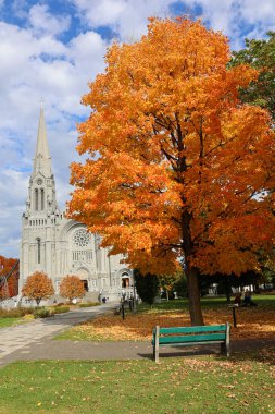 BEAPRE QUEBEC CANADA - 10 13 2021: Sainte-Anne-de-Beaupre Bazilikası bir bazilikadır, Katolik Kilisesi tarafından hasta ve engellileri iyileştirme mucizeleriyle anılmıştır..