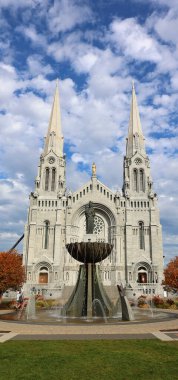 BEAPRE QUEBEC CANADA - 10 13 2021: Sainte-Anne-de-Beaupre Bazilikası bir bazilikadır, Katolik Kilisesi tarafından hasta ve engellileri iyileştirme mucizeleriyle anılmıştır..