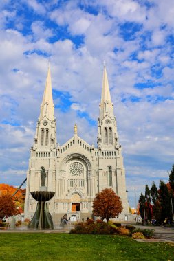 BEAPRE QUEBEC CANADA - 10 13 2021: Sainte-Anne-de-Beaupre Bazilikası bir bazilikadır, Katolik Kilisesi tarafından hasta ve engellileri iyileştirme mucizeleriyle anılmıştır..