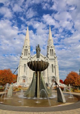 BEAPRE QUEBEC CANADA - 10 13 2021: Sainte-Anne-de-Beaupre Bazilikası bir bazilikadır, Katolik Kilisesi tarafından hasta ve engellileri iyileştirme mucizeleriyle anılmıştır..