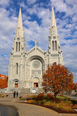 BEAPRE QUEBEC CANADA - 10 13 2021: Sainte-Anne-de-Beaupre Bazilikası bir bazilikadır, Katolik Kilisesi tarafından hasta ve engellileri iyileştirme mucizeleriyle anılmıştır..