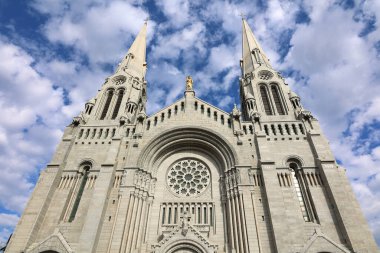 BEAPRE QUEBEC CANADA - 10 13 2021: Sainte-Anne-de-Beaupre Bazilikası bir bazilikadır, Katolik Kilisesi tarafından hasta ve engellileri iyileştirme mucizeleriyle anılmıştır..