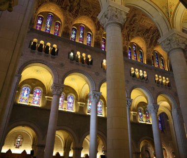 BEAPRE QUEBEC CANADA - 08: 24 2020: Sainte-Anne-de-Beaupre Bazilikası 'nın içinde bir bazilika var, Katolik Kilisesi tarafından hasta ve engellileri iyileştirme mucizeleriyle anıldı..