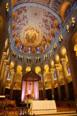 BEAPRE QUEBEC CANADA - 08: 24 2020: Sainte-Anne-de-Beaupre Bazilikası 'nın içinde bir bazilika var, Katolik Kilisesi tarafından hasta ve engellileri iyileştirme mucizeleriyle anıldı..
