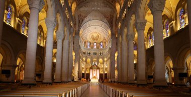BEAPRE QUEBEC CANADA - 08: 24 2020: Sainte-Anne-de-Beaupre Bazilikası 'nın içinde bir bazilika var, Katolik Kilisesi tarafından hasta ve engellileri iyileştirme mucizeleriyle anıldı..