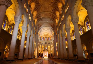 BEAPRE QUEBEC CANADA - 08: 24 2020: Sainte-Anne-de-Beaupre Bazilikası 'nın içinde bir bazilika var, Katolik Kilisesi tarafından hasta ve engellileri iyileştirme mucizeleriyle anıldı..