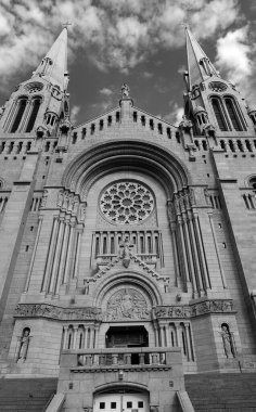 BEAPRE QUEBEC CANADA - 10 13 2021: Sainte-Anne-de-Beaupre Bazilikası bir bazilikadır, Katolik Kilisesi tarafından hasta ve engellileri iyileştirme mucizeleriyle anılmıştır.. 