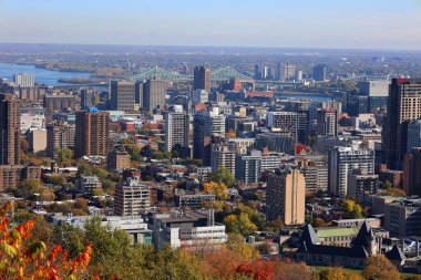MONTREAL CANADA - 10 19 2021: Montreal şehir merkezinin kuş bakışı görüntüsü Montreal, Quebec, Kanada 'nın merkezi iş bölgesidir..