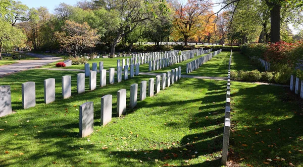 モントリオールケベックカナダ 2021 ノートルダム ナイジェス墓地のカナダ人兵士の墓は ナイジェス ノートルダム グレイスのボロにある田舎の墓地です — ストック写真