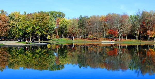 Schöne Herbstlandschaft Mit Park Und See — Stockfoto