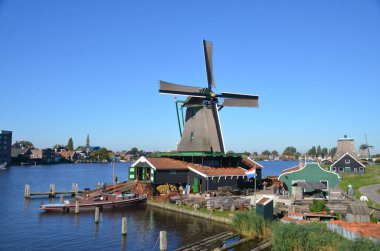 ZAANSE SCHANS NETHERLAND - Ekim 01 2015: Zaanse Schans, Hollanda 'nın Zaanstad belediyesine bağlı Zaandam Mahallesi. İyi korunmuş tarihi yel değirmenleri koleksiyonu var.