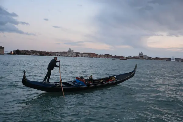 Homem Flutuante Gôndola Barco Veneza Itália — Fotografia de Stock