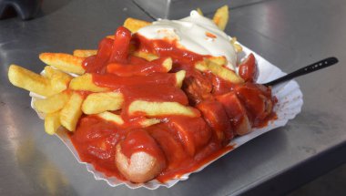 Kıvırcık sosis, Alman kökenli bir fast food tabağıdır. Buharda pişmiş, sonra da dilimlenmiş ve köri tozuyla kaplanmış, tipik olarak ketçapla tatlandırılmış domuz sosisi.