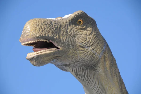 Статуя Динозавра Фоні Блакитного Неба — стокове фото