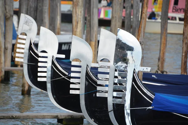 Venecia Italia 2019 Gondolas Parking Bote Remos Veneciano Tradicional Fondo — Foto de Stock