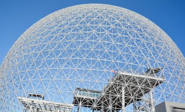MONTREAL, CANADA - 01 26 2022: Biyosfer Montreal 'de çevreye adanmış bir müzedir. 1967 Dünya Fuarı için ABD 'nin eski pavyonunda bulunan Parc Jean-Drapeau, Expo 67.