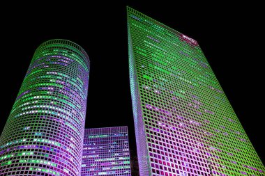 TEL AVIV ISRAEL NOV - 06 2016: Azrieli Merkezi gökdelenlerin kompleksi renkli benekleri olan pop-art arkaplan simgesi imzalıyor