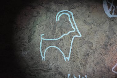 Gobustan Devlet Bankası, Azerbaycan 'ın ulusal tarihi simgesi olan Gobustan yerleşiminde renk lekeli pop-art arkaplan simgesini imzaladı