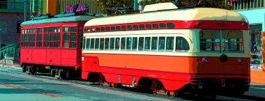 SAN FRANCISCO CA USA - 16 Nisan: Wolrd 'un dört bir yanından yolcu taşıyan tarihi sokak arabası.