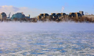 MONTREAL QUEBEC CANADA - 01 26 2022: Montreal Quebec Kanada 'da çok soğuk bir ocak gününde Saint-Laurence nehri