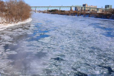 MONTREAL QUEBEC CANADA - 01 26 2022: Montreal Quebec Kanada 'da çok soğuk bir ocak gününde Saint-Laurence nehri 