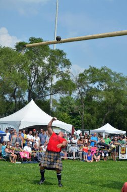 MONTREAL CANADA - AUGust 03 2014: Montreal Highland Games her zaman Glengarry (Maxville) Oyunları 'ndan sonraki Pazar günü düzenlenir, bu da onu boru grupları, atletler ve Highland dansçıları için ikili bir başlık yapar.