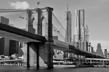 NEW YORK CITY - 10. 27 2013: Frank Gehry 'nin Finansal Bölge çatı katları, One World Trade Center veya Freedom Tower ve Brooklyn Bridge