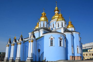 KYIV UKRAINE - 09 04 17: Aziz Michael Altın Kubbe Manastırı işlevsel bir manastır. Manastır, Aziz Sophia Katedrali 'nin kuzeydoğusundaki Dinyeper Nehri' nin sağ kıyısında yer almaktadır..
