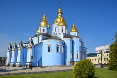 KYIV UKRAINE - 09 04 17: Aziz Michael Altın Kubbe Manastırı işlevsel bir manastır. Manastır, Aziz Sophia Katedrali 'nin kuzeydoğusundaki Dinyeper Nehri' nin sağ kıyısında yer almaktadır.. 