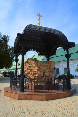 KYIV UKRAINE - 09 03 17: Kiev Pechersk Lavra veya Kyiv Pechersk Lavra 'daki büyük kaya parçası, aynı zamanda Mağara Kiev Manastırı olarak da bilinir, tarihi bir Ortodoks Hıristiyan manastırıdır.  