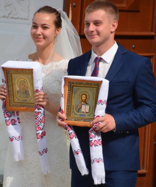 KYIV UKRAINE - 09 09 09 17: Geleneksel Ukrayna düğünü, Hıristiyanlık öncesi dönemlere dayanan ritüeller eşliğinde zengin bir türde halk müziği, şarkı söyleme, dans ve görsel sanata sahne oldu..