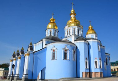 KYIV UKRAINE - 09 04 17: Aziz Michael Altın Kubbe Manastırı işlevsel bir manastır. Manastır, Aziz Sophia Katedrali 'nin kuzeydoğusundaki Dinyeper Nehri' nin sağ kıyısında yer almaktadır..