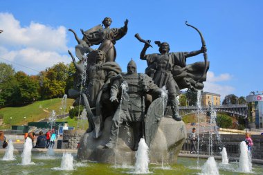 KYIV UKRAINE - 09 04 17: Kiev 'in kurucularının anıtı (üç erkek kardeş - Kiy, Shchek, Horiv ve kız kardeşleri - Libed) Ukrayna' nın Kiev kentindeki bağımsızlık meydanında