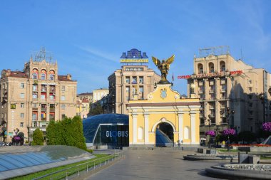 KYIV UKRAINE - 09 03: 17: Kiev 'in bağımsızlık meydanındaki Baş Melek Michael Saint' in altın kaplama bronz heykeli (Maydan Nezalezhnosti)