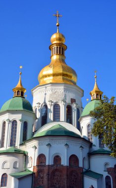 KYIV UKRAINE - 09 04 17: Kiev 'deki Aziz Sophia Katedrali Kievan Ruslarının mimari bir anıtıdır. Katedral, şehrin en bilinen simgelerinden biri ve Ukrayna 'nın ilk miras yeri..