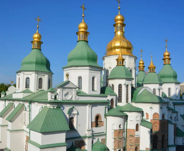 KYIV UKRAINE - 09 04 17: Kiev 'deki Aziz Sophia Katedrali Kievan Ruslarının mimari bir anıtıdır. Katedral, şehrin en bilinen simgelerinden biri ve Ukrayna 'nın ilk miras yeri..