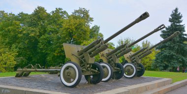 KYIV UKRAINE - 09 04 17: Büyük Vatanseverlik Savaşı 'nın Ukrayna Devlet Müzesinde Sovyet döneminden kalma savaş araçları