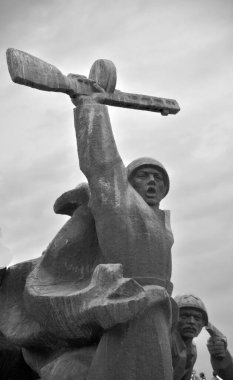 KYIV UKRAINE - 09 04 17: Heykeller, 1941 Alman işgali, Nazi işgali, partizan mücadelesi ve 1943 Dinyeper Muharebesi 'ndeki Sovyet sınırının cesur savunmasını resmediyor.