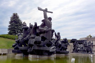 KYIV UKRAINE - 09 04 17: Heykeller, 1941 Alman işgali, Nazi işgali, partizan mücadelesi ve 1943 Dinyeper Muharebesi 'ndeki Sovyet sınırının cesur savunmasını resmediyor. 
