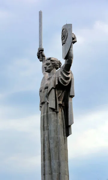 Kyiv Ukraine 기념물은 기념비적 동상이다 조각상은 우크라이나 박물관의 일부이다 스테인리스강 — 스톡 사진