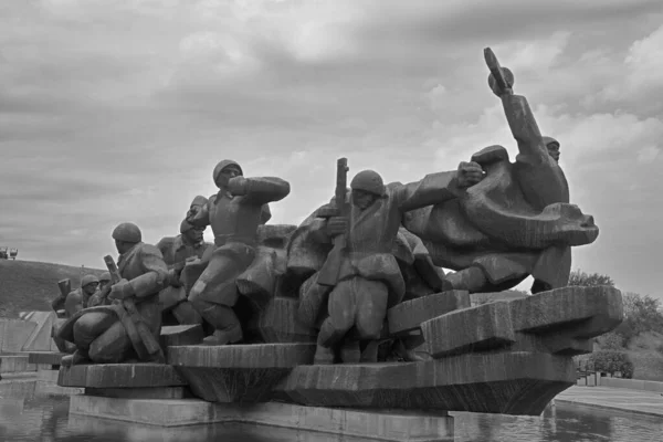 Kyiv Ukraine 雕塑描绘了从1941年德国入侵 纳粹占领的恐怖 1943年第聂伯河战役中的党派斗争中勇敢地保卫苏联边界的情景 — 图库照片