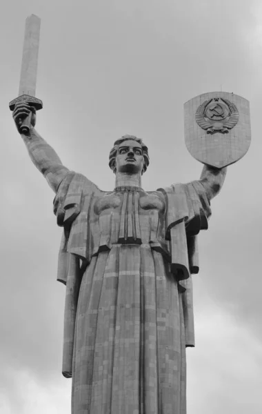 Kyiv Ukraine 祖国纪念碑是一座不朽的雕像 该雕塑是第二次世界大战期间乌克兰历史博物馆的一部分 不锈钢雕像高62米 203英尺 — 图库照片